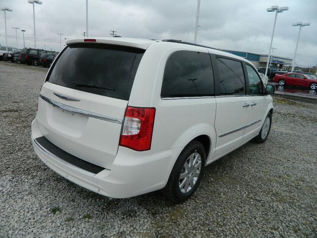Chrysler Town and Country 2012 photo 3