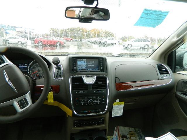 Chrysler Town and Country 2012 photo 5