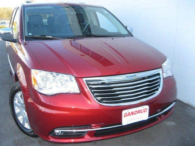 Chrysler Town and Country 2012 photo 1