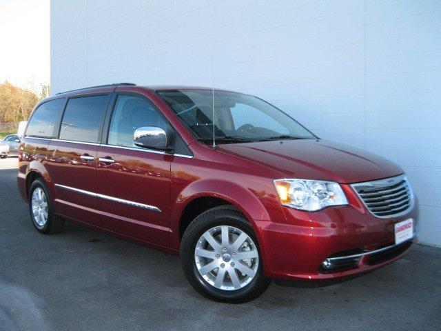 Chrysler Town and Country 2012 photo 2