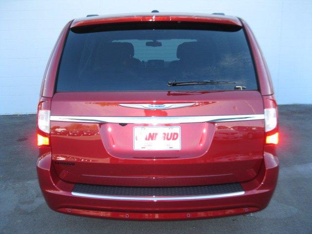 Chrysler Town and Country 2012 photo 3