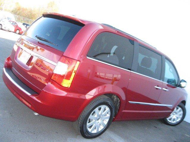Chrysler Town and Country 2012 photo 4