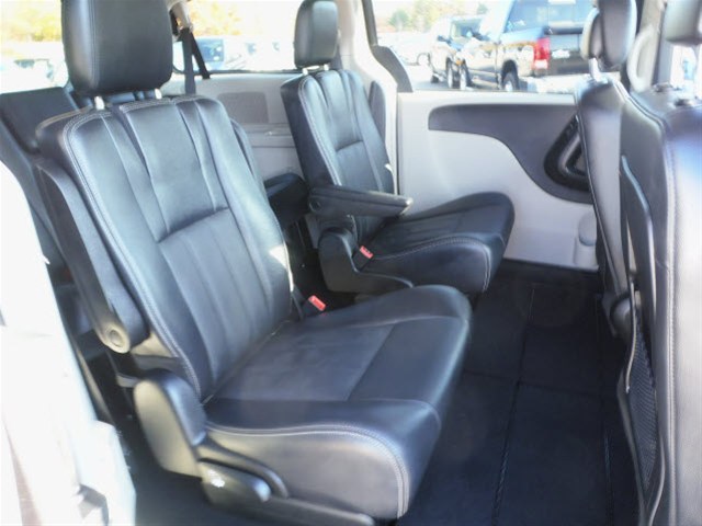 Chrysler Town and Country 2012 photo 3