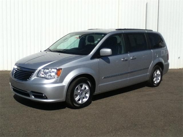 Chrysler Town and Country 2012 photo 1
