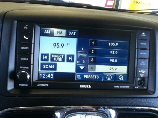 Chrysler Town and Country 2012 photo 2