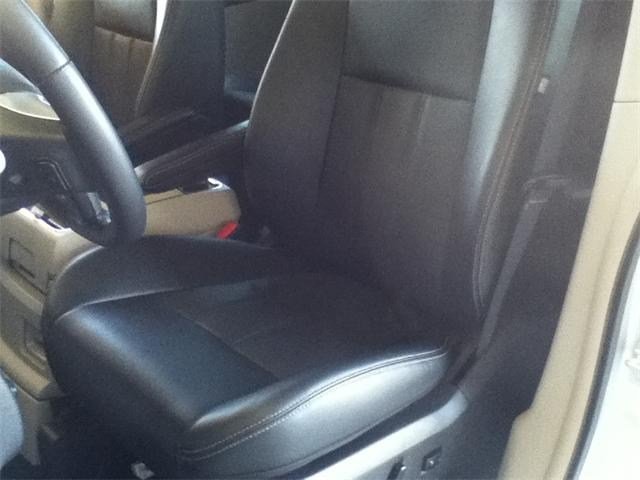 Chrysler Town and Country 2012 photo 3