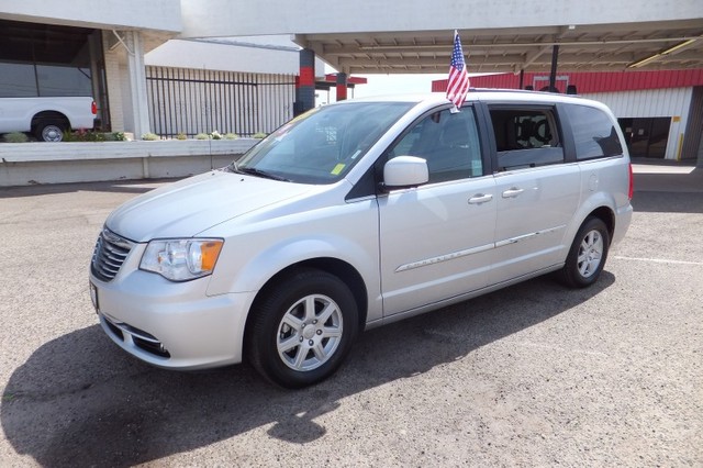 Chrysler Town and Country 2012 photo 1