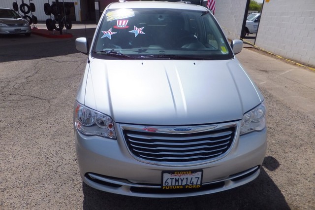 Chrysler Town and Country 2012 photo 2