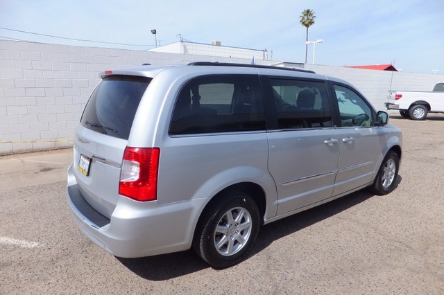 Chrysler Town and Country 2012 photo 3