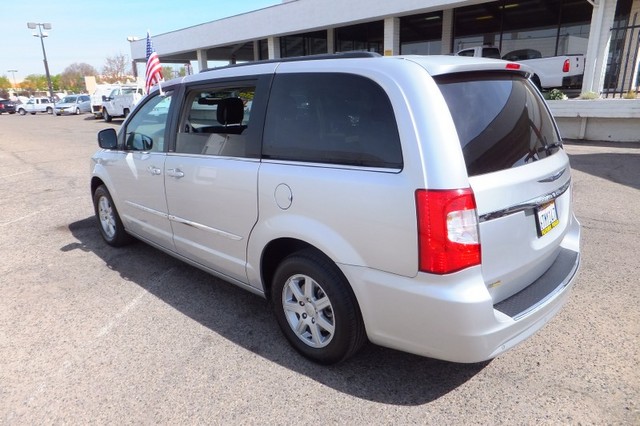 Chrysler Town and Country 2012 photo 4