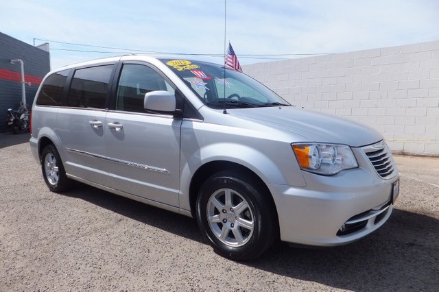 Chrysler Town and Country 2012 photo 5