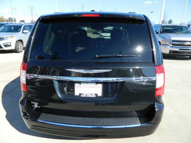 Chrysler Town and Country 2012 photo 1