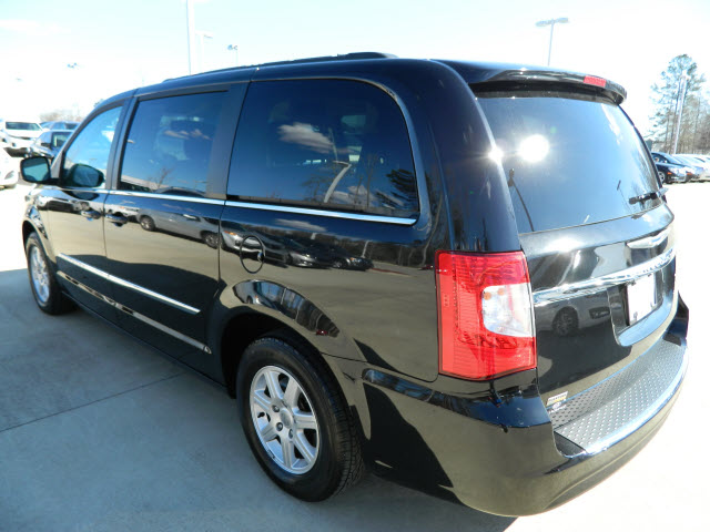 Chrysler Town and Country 2012 photo 2