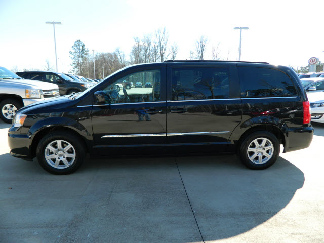 Chrysler Town and Country 2012 photo 3