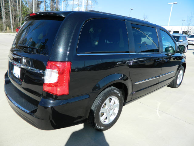 Chrysler Town and Country 2012 photo 5