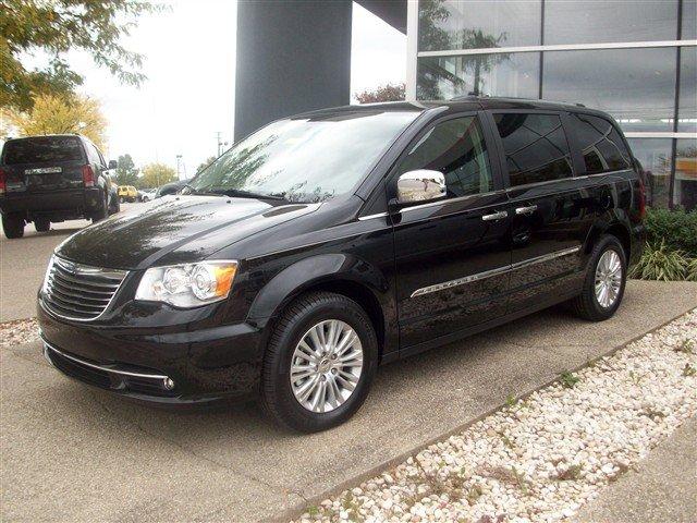 Chrysler Town and Country 2012 photo 1