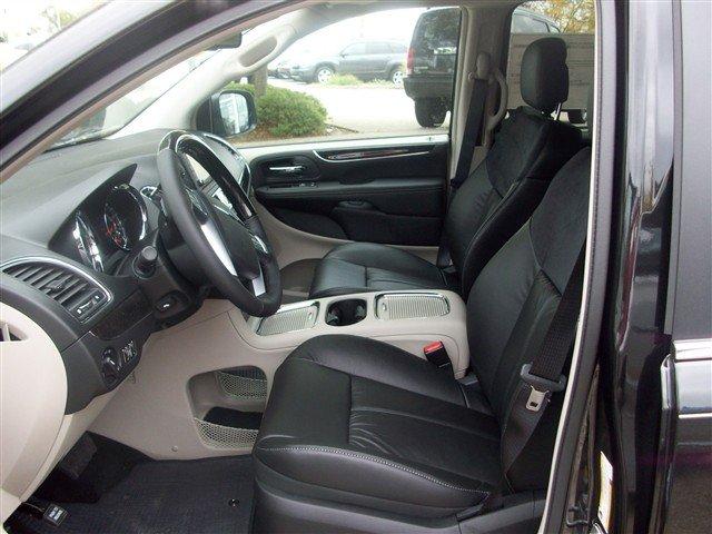 Chrysler Town and Country 2012 photo 5