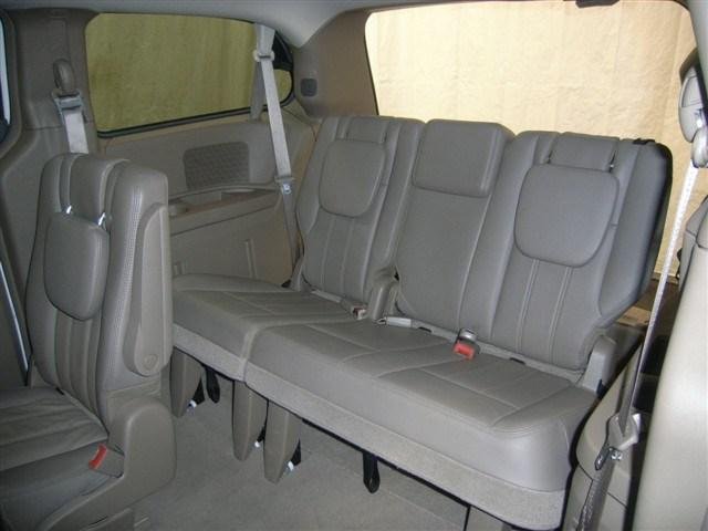 Chrysler Town and Country 2012 photo 1