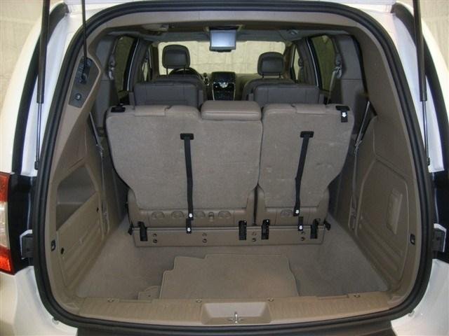 Chrysler Town and Country 2012 photo 2
