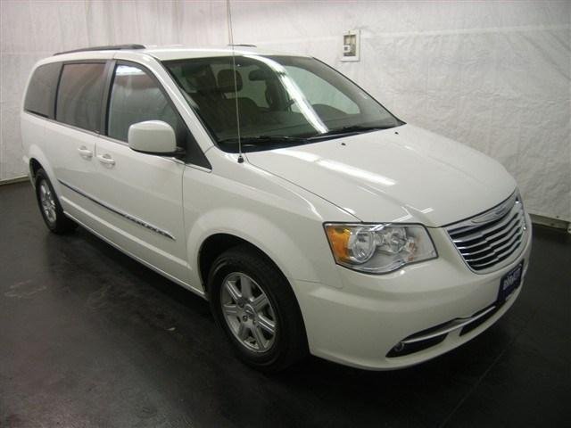 Chrysler Town and Country 2012 photo 3