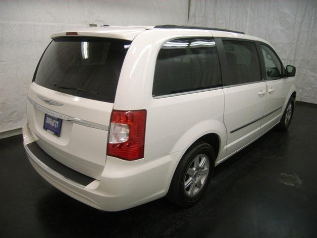 Chrysler Town and Country 2012 photo 5