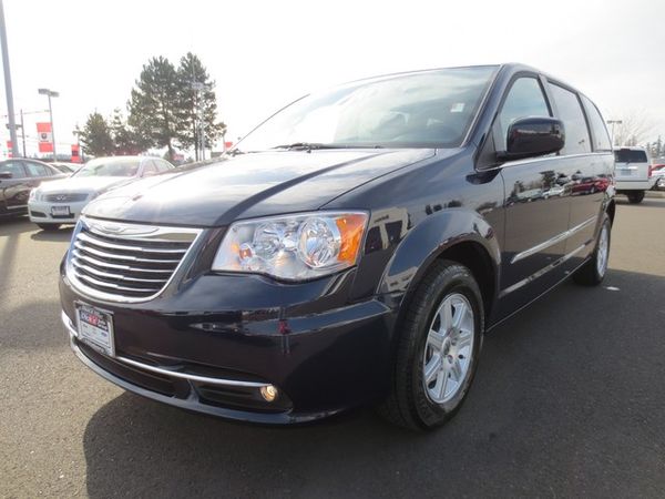 Chrysler Town and Country 2012 photo 1