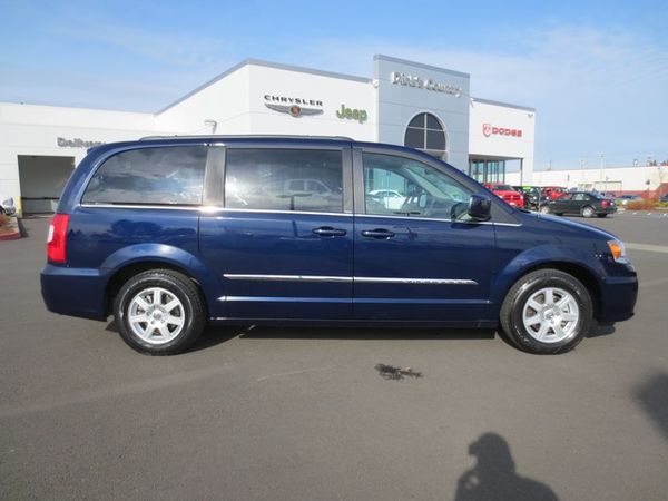 Chrysler Town and Country 2012 photo 2
