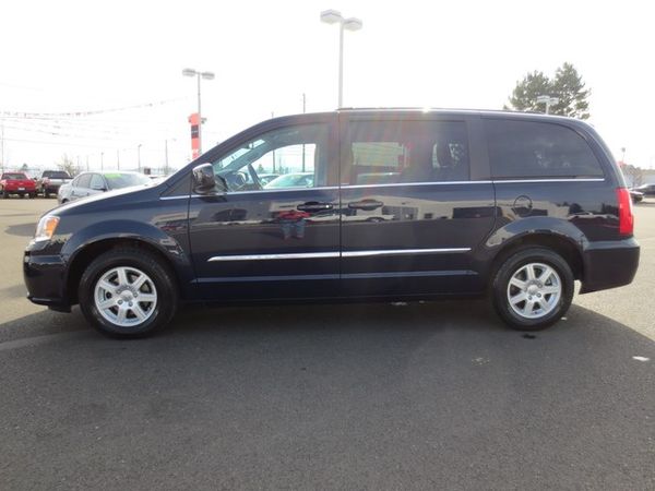 Chrysler Town and Country 2012 photo 3