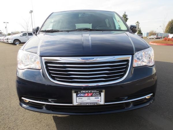 Chrysler Town and Country 2012 photo 4