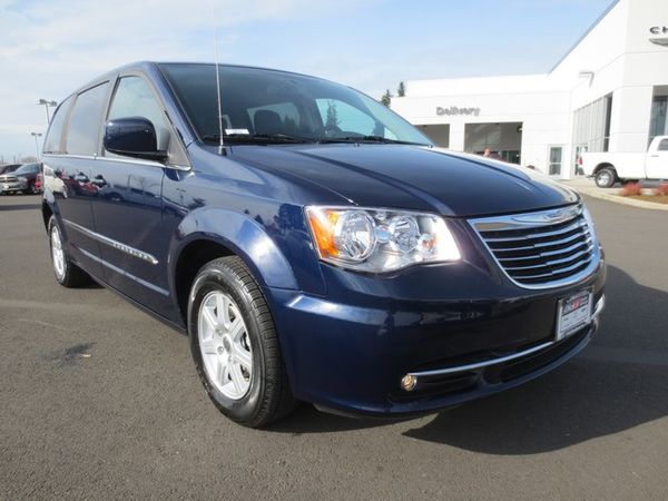 Chrysler Town and Country 2012 photo 5