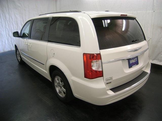 Chrysler Town and Country 2012 photo 2