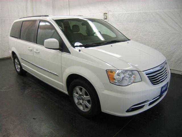 Chrysler Town and Country 2012 photo 3