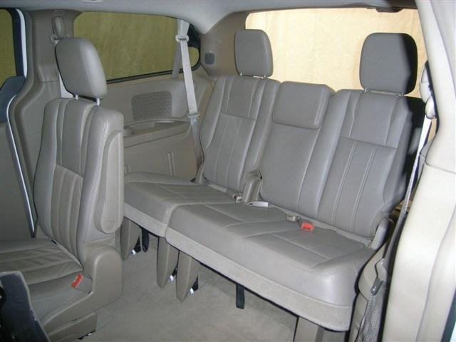 Chrysler Town and Country 2012 photo 5