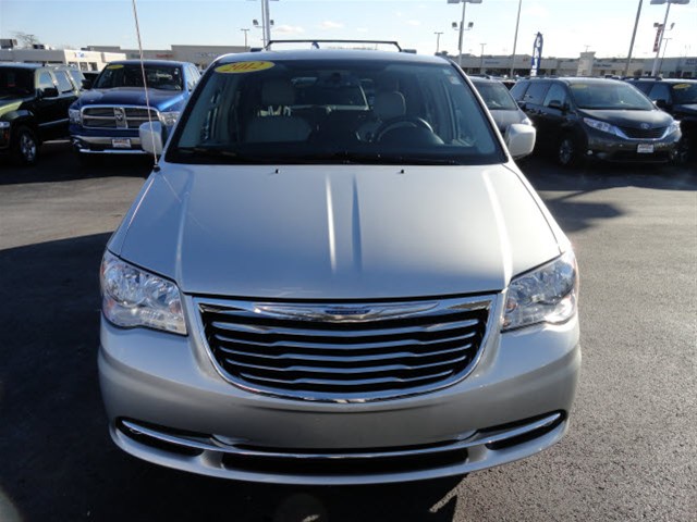 Chrysler Town and Country 2012 photo 2