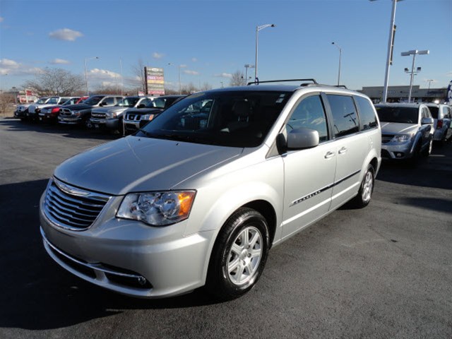 Chrysler Town and Country 2012 photo 3