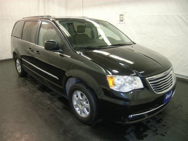 Chrysler Town and Country 2012 photo 1