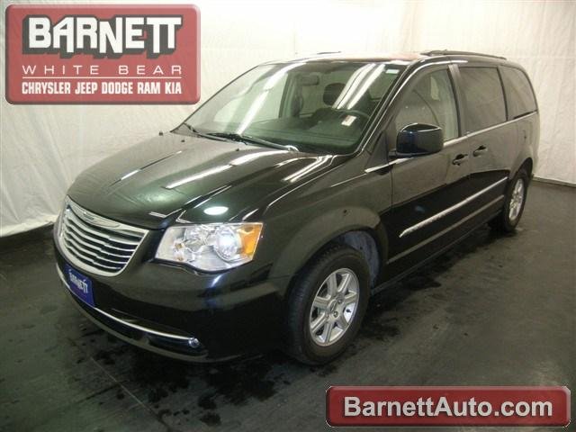 Chrysler Town and Country 2012 photo 2