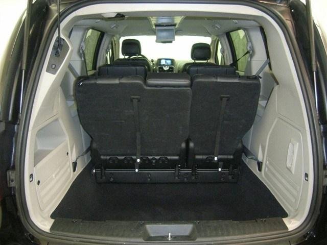 Chrysler Town and Country 2012 photo 3