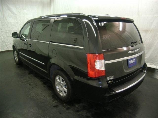 Chrysler Town and Country 2012 photo 4