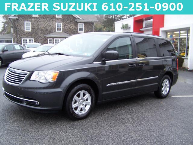 Chrysler Town and Country 2012 photo 2