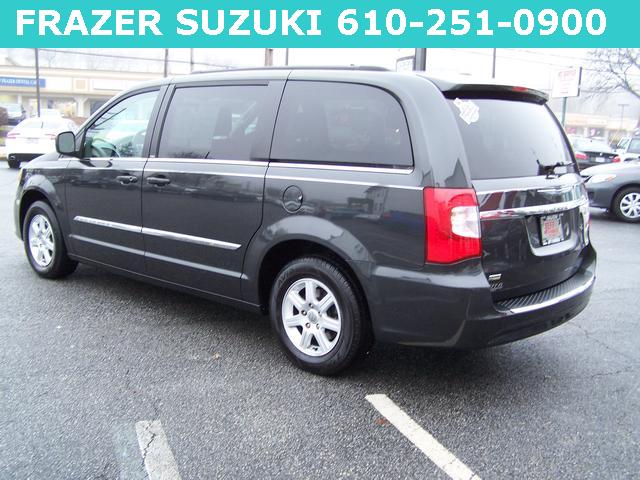 Chrysler Town and Country 2012 photo 3