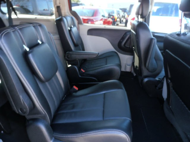 Chrysler Town and Country 2012 photo 1