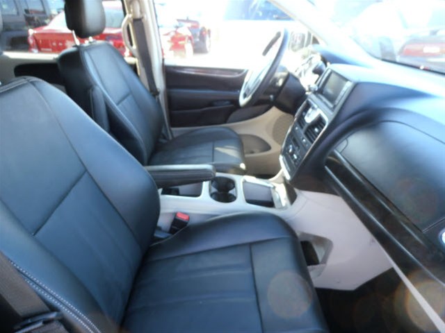 Chrysler Town and Country 2012 photo 2