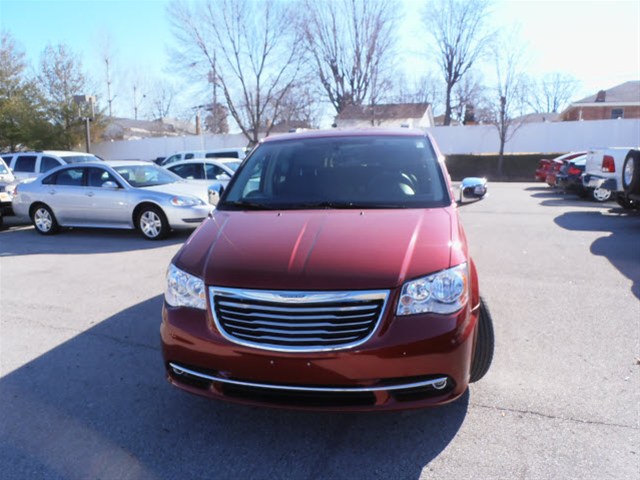 Chrysler Town and Country 2012 photo 3