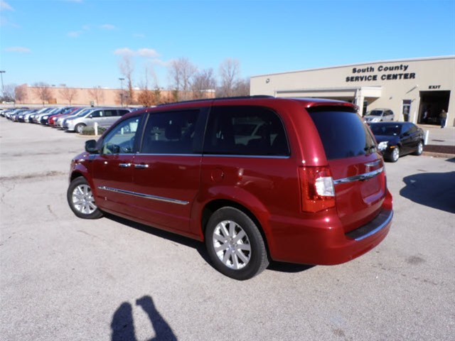Chrysler Town and Country 2012 photo 4