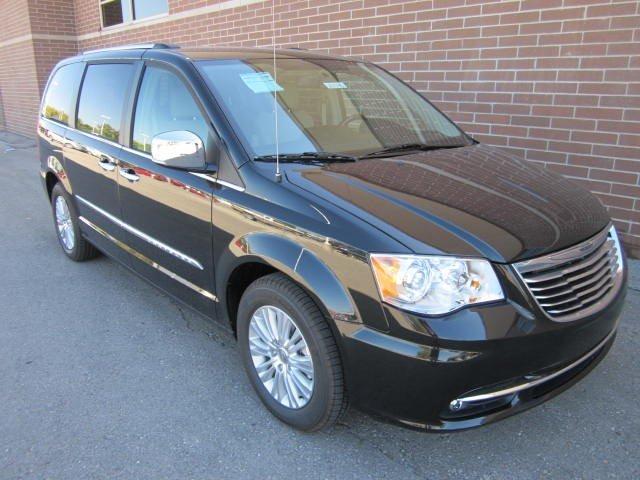 Chrysler Town and Country 2012 photo 1