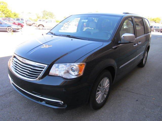 Chrysler Town and Country 2012 photo 2