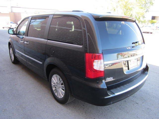 Chrysler Town and Country 2012 photo 3