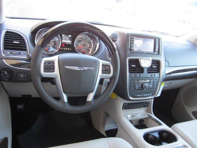 Chrysler Town and Country 2012 photo 5