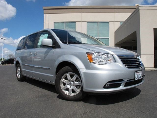 Chrysler Town and Country 2012 photo 1